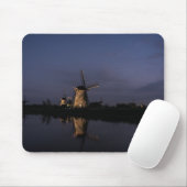 Belichtete Windmühle an blauem Stunde mousepad (Mit Mouse)