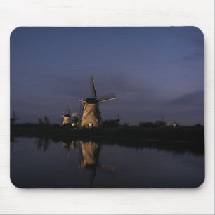 Belichtete Windmühle an blauem Stunde mousepad
