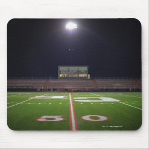 Belichteter amerikanischer Fußballplatz nachts Mousepad