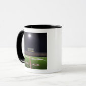 Belichteter amerikanischer Fußballplatz nachts Tasse (Vorderseite Links)