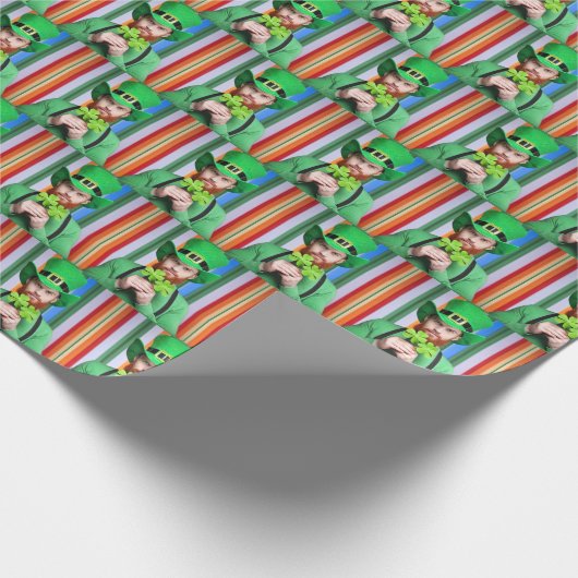 Beliebter irischer Mann mit vierblättrigen Nischen Geschenkpapier (Ecke)