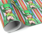 Beliebter irischer Mann mit vierblättrigen Nischen Geschenkpapier (Rolleneckpunkt)