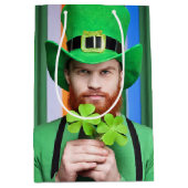 Beliebter irischer Mann mit vierblättrigen Nischen Mittlere Geschenktüte (Vorderseite)