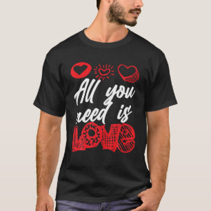 Beliebter Valentinstag Alles was Sie brauchen ist T-Shirt