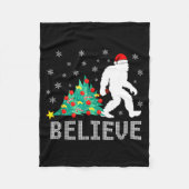 Believe Bigfoot Sasquatch Santa Reindeer Christmas Fleecedecke (Vorderseite)