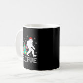 Believe Bigfoot Sasquatch Santa Reindeer Christmas Kaffeetasse (Vorderseite Links)