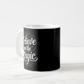 Believe In The Magic Christmas Insred Holiday Remi Kaffeetasse (Vorderseite Links)
