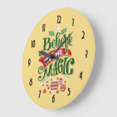 Believe in the Magic Christmas Typography Große Wanduhr (Winkel)
