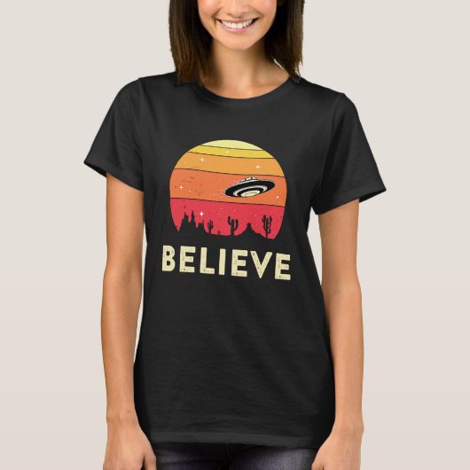 Believe In UFOs UFO Believer Alien Ufology Flying T-Shirt (Vorderseite)