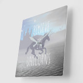 Believe in Unicorns Whimsical Art Quadratische Wanduhr (Winkel)