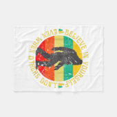 Believe In Yourself Sasquatch Funny Motivational B Fleecedecke (Vorderseite (Horizontal))