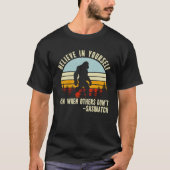 Believe In Yourself Sasquatch Funny Motivational T-Shirt (Vorderseite)