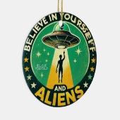 Believe in Yourself with Aliens Round Sign Keramik Ornament (Rechts)