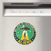 Believe in Yourself with Aliens Round Sign Magnet (In Situ (Geschirrspüler))