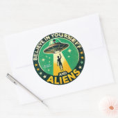 Believe in Yourself with Aliens Round Sign Runder Aufkleber (Umschlag)