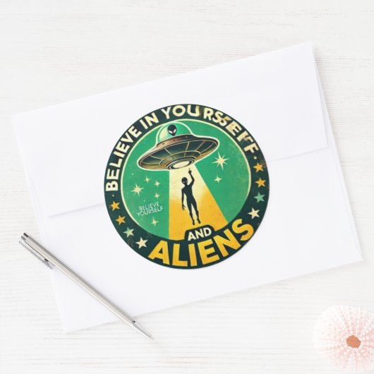 Believe in Yourself with Aliens Round Sign Runder Aufkleber (Umschlag)