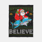 Believe Xmas Funny Santa Riding Shark Ugly Christm Fleecedecke (Vorderseite)