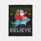 Believe Xmas Funny Santa Riding Shark Ugly Christm Fleecedecke (Vorderseite)