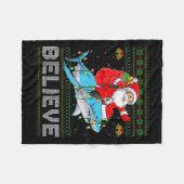 Believe Xmas Funny Santa Riding Shark Ugly Christm Fleecedecke (Vorderseite (Horizontal))