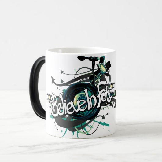 BelieveInFate verwandelnde Tasse (Vorderseite Links)