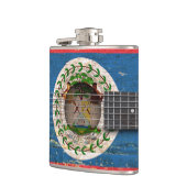Belize-Flagge auf alter Akustikgitarre Flachmann (Links)