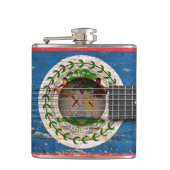 Belize-Flagge auf alter Akustikgitarre Flachmann (Vorderseite)