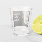 Belizer trinken zusammen Schnapsglas (Rückseite)