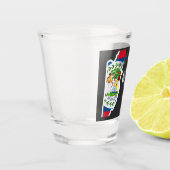 Belizer trinken zusammen Schnapsglas (Links)