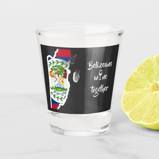 Belizer trinken zusammen Schnapsglas (Vorderseite)