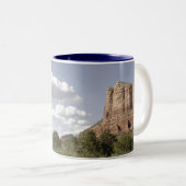 Bell-Felsen Sedona, AZ Zweifarbige Tasse (VorderseiteRechts)