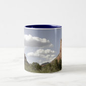 Bell-Felsen Sedona, AZ Zweifarbige Tasse (Mittel)