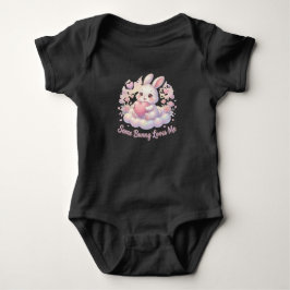 Bella Bunny – Irgendein Häschen liebt mich Baby Strampler