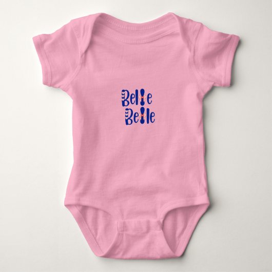 Belle Belle (pretty pretty) body suit Baby Strampler (Vorderseite)