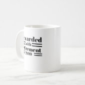 Belohnt mit Altersrente Jahr Modernes einfaches Ge Kaffeetasse (Vorderseite Links)