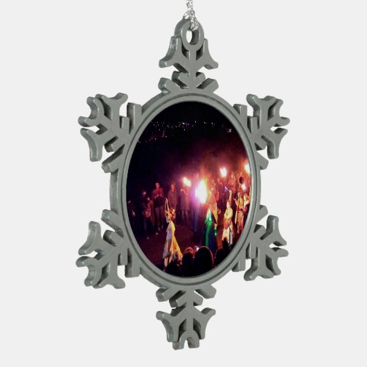 Beltane Fire Festival Prozession der May Queen Schneeflocken Zinn-Ornament (Links)