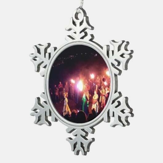 Beltane Fire Festival Prozession der May Queen Schneeflocken Zinn-Ornament (Rechts)