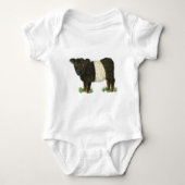 "Beltie" umgeschnallter Galloway Baby Strampler (Vorderseite)