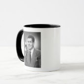 Bemannen Sie das Halten des Glases Bieres im Tasse (Vorderseite Links)