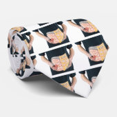 Bemannen Sie das Halten des Modells der Krawatte (Gerollt)