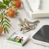 Bemannen Sie das Spielen der Gitarre mit einer Schlüsselanhänger (Seite)