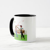 Bemannen Sie das Spielen der Gitarre mit einer Tasse (Vorderseite Links)