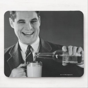 Bemannen Sie strömendes Bier von Flasche zu Krug Mousepad