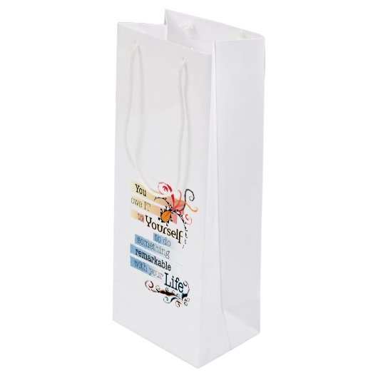 Bemerkenswertes Illustriertes Zitat von LIFE Geschenktüte Für Weinflaschen (Vorderseite Schrägansicht)