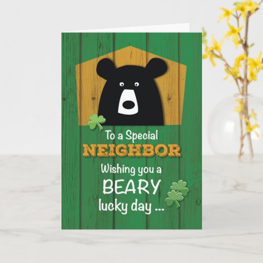 Benachbarter Bär und Kleeblätter am St. Patrick's  Karte (Gelbe Blume)
