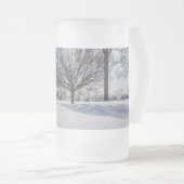 Bench On Snow Covered Hill Mattierte Tasse (VorderseiteRechts)