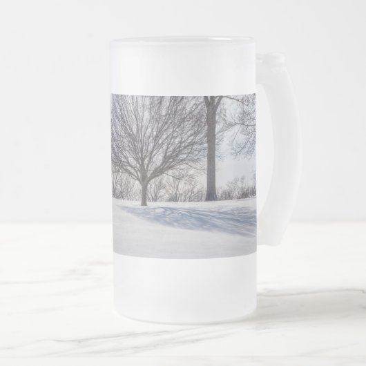 Bench On Snow Covered Hill Mattierte Tasse (VorderseiteRechts)