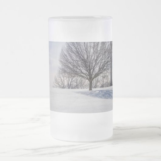 Bench On Snow Covered Hill Mattierte Tasse (Mittel)