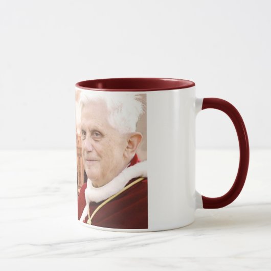 Benedikt XVI. isst Tasse (Rechts)