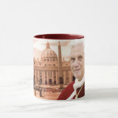 Benedikt XVI. isst Tasse (Zentrum)