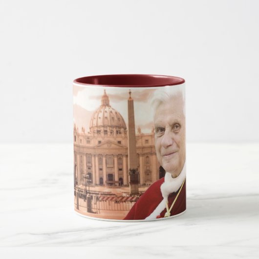 Benedikt XVI. isst Tasse (Zentrum)